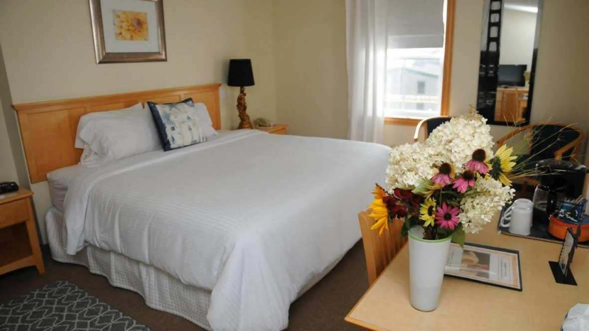 Smugglers Cove Inn bed in room